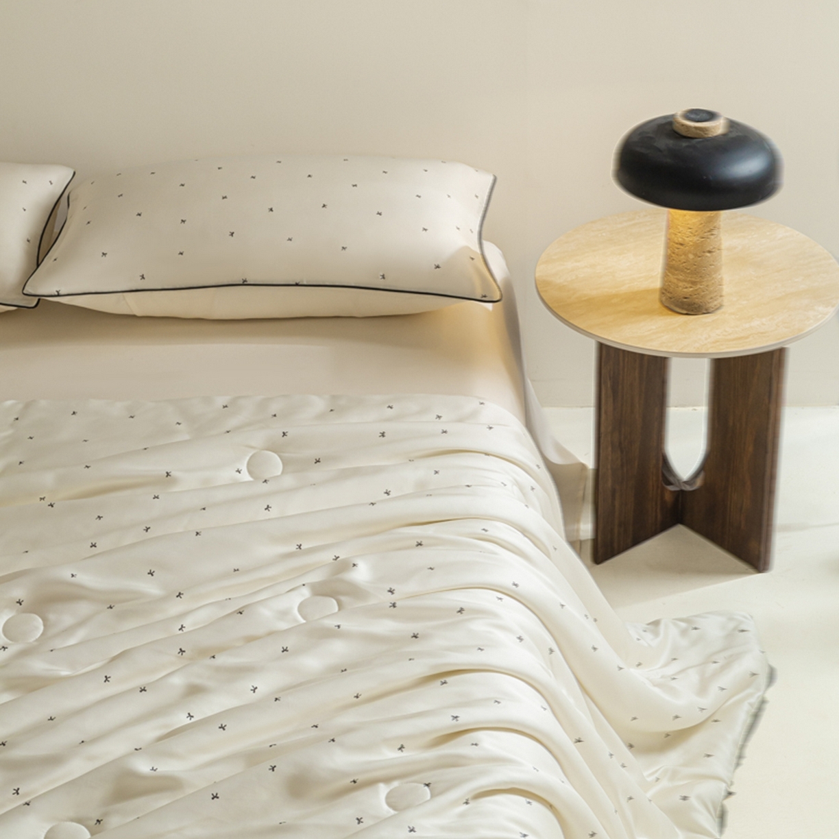 91家纺网 家纺一手货源 找家纺 爱彼家纺 2026新款冰丝印花夏被四件套滚边设计款冰丝空调被印花单夏被-系列一 奶杏四叶草