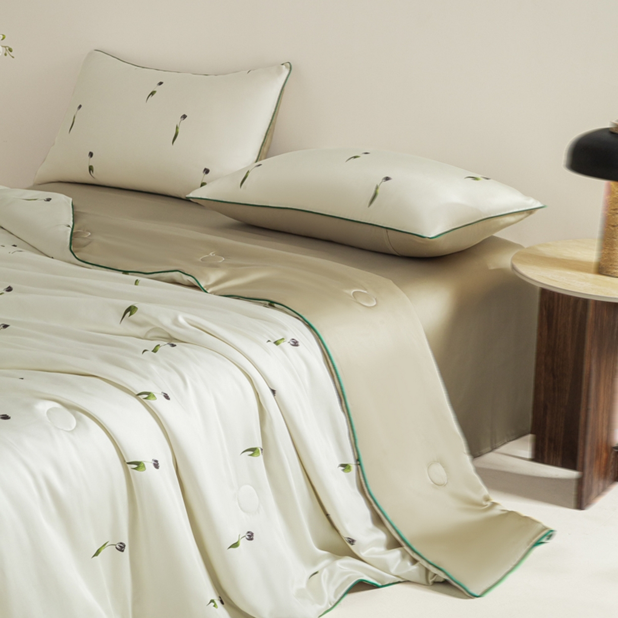 91家纺网 家纺一手货源 找家纺 爱彼家纺 2026新款冰丝印花夏被四件套滚边设计款冰丝空调被印花单夏被-系列一 奶杏郁金香