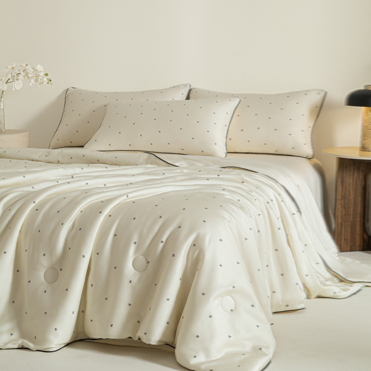 91家纺网 家纺一手货源 找家纺 爱彼家纺 2026新款冰丝印花夏被四件套滚边设计款冰丝空调被印花单夏被-系列一 奶杏四叶草