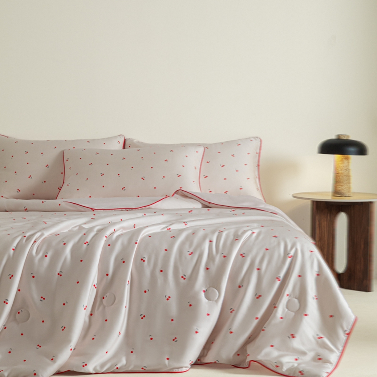 91家纺网 家纺一手货源 找家纺 爱彼家纺 2026新款冰丝印花夏被四件套滚边设计款冰丝空调被印花单夏被-系列一 甜粉小樱桃