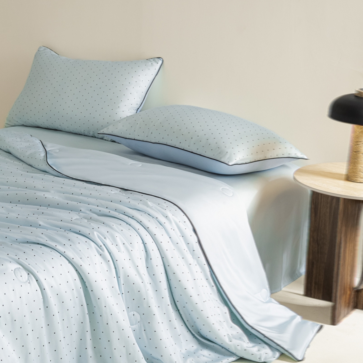 91家纺网 家纺一手货源 找家纺 爱彼家纺 2026新款冰丝印花夏被四件套滚边设计款冰丝空调被印花单夏被-系列一 青雾波点