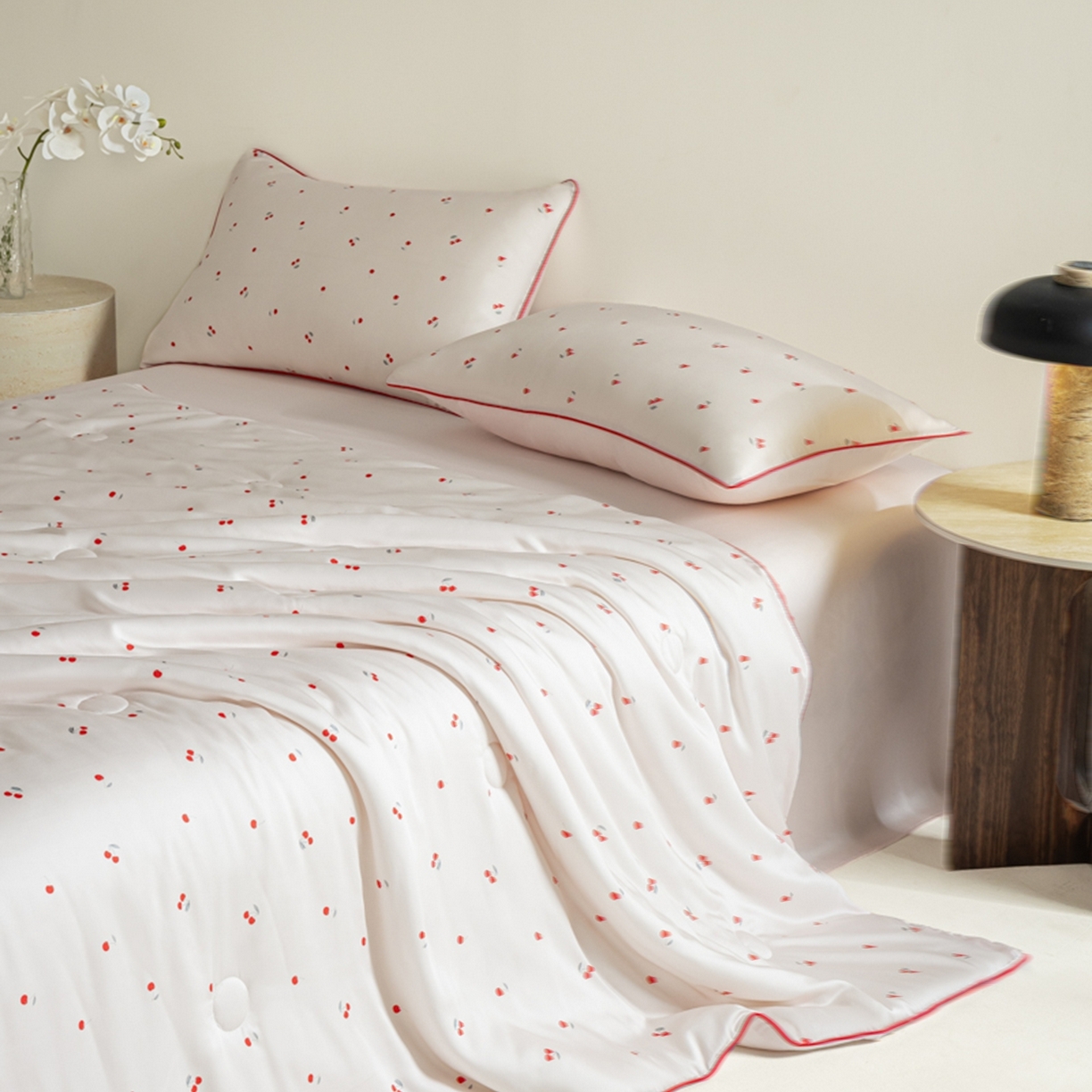 91家纺网 家纺一手货源 找家纺 爱彼家纺 2026新款冰丝印花夏被四件套滚边设计款冰丝空调被印花单夏被-系列一 甜粉小樱桃