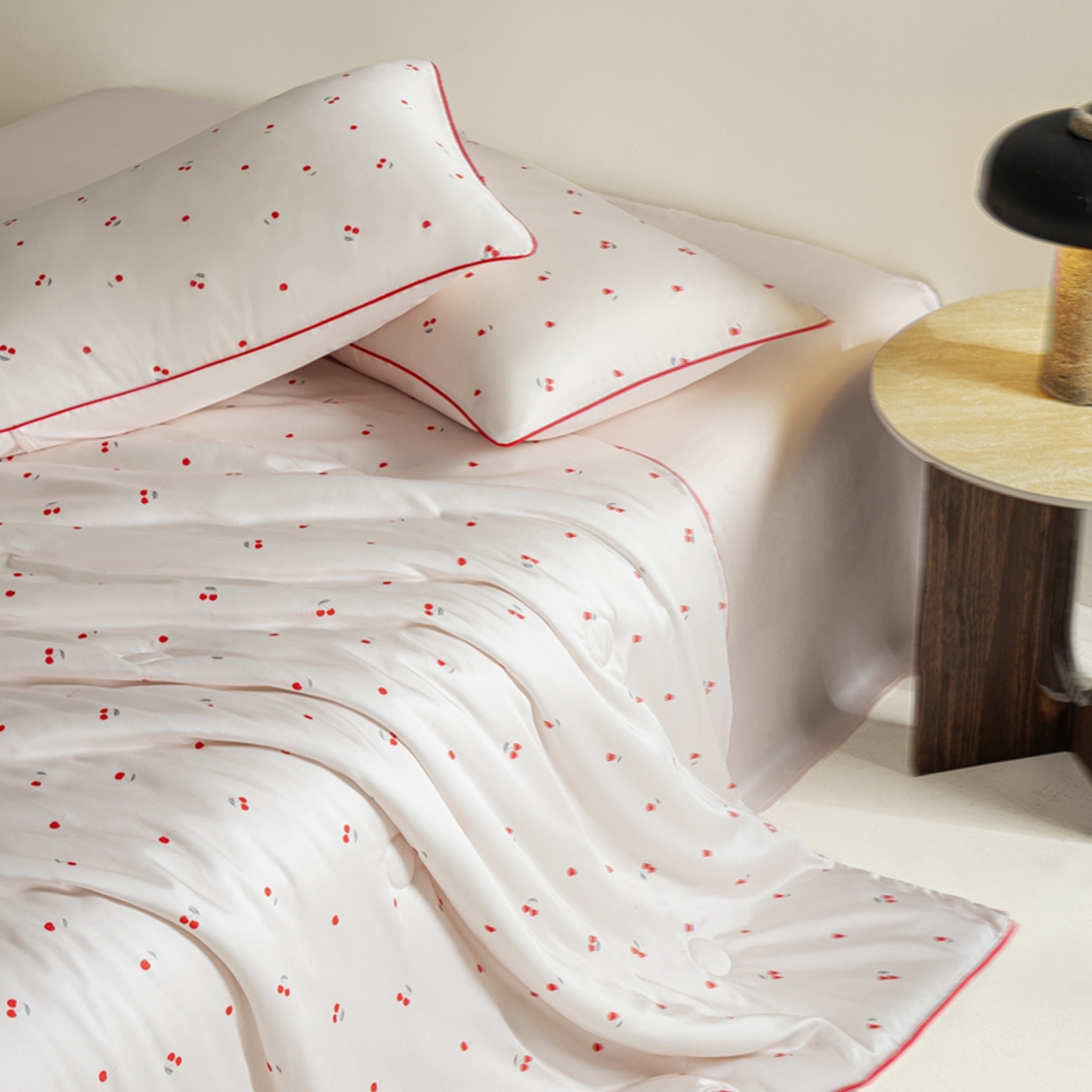 91家纺网 家纺一手货源 找家纺 爱彼家纺 2026新款冰丝印花夏被四件套滚边设计款冰丝空调被印花单夏被-系列一 甜粉小樱桃