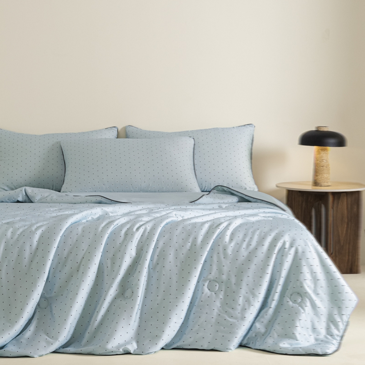 91家纺网 家纺一手货源 找家纺 爱彼家纺 2026新款冰丝印花夏被四件套滚边设计款冰丝空调被印花单夏被-系列一 青雾波点