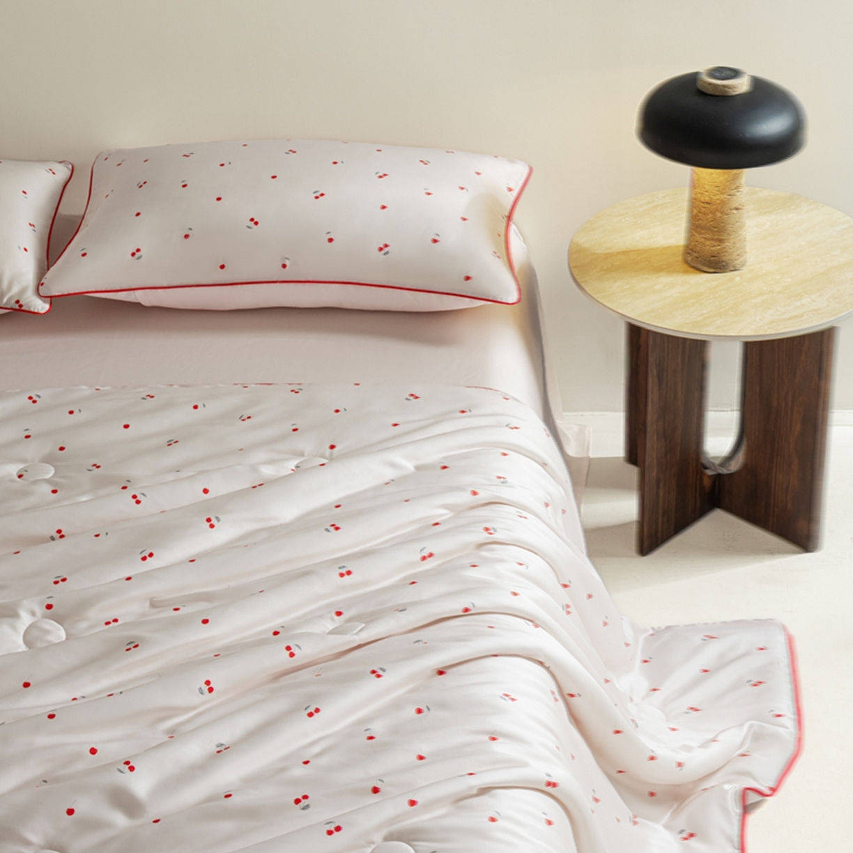 91家纺网 家纺一手货源 找家纺 爱彼家纺 2026新款冰丝印花夏被四件套滚边设计款冰丝空调被印花单夏被-系列一 甜粉小樱桃