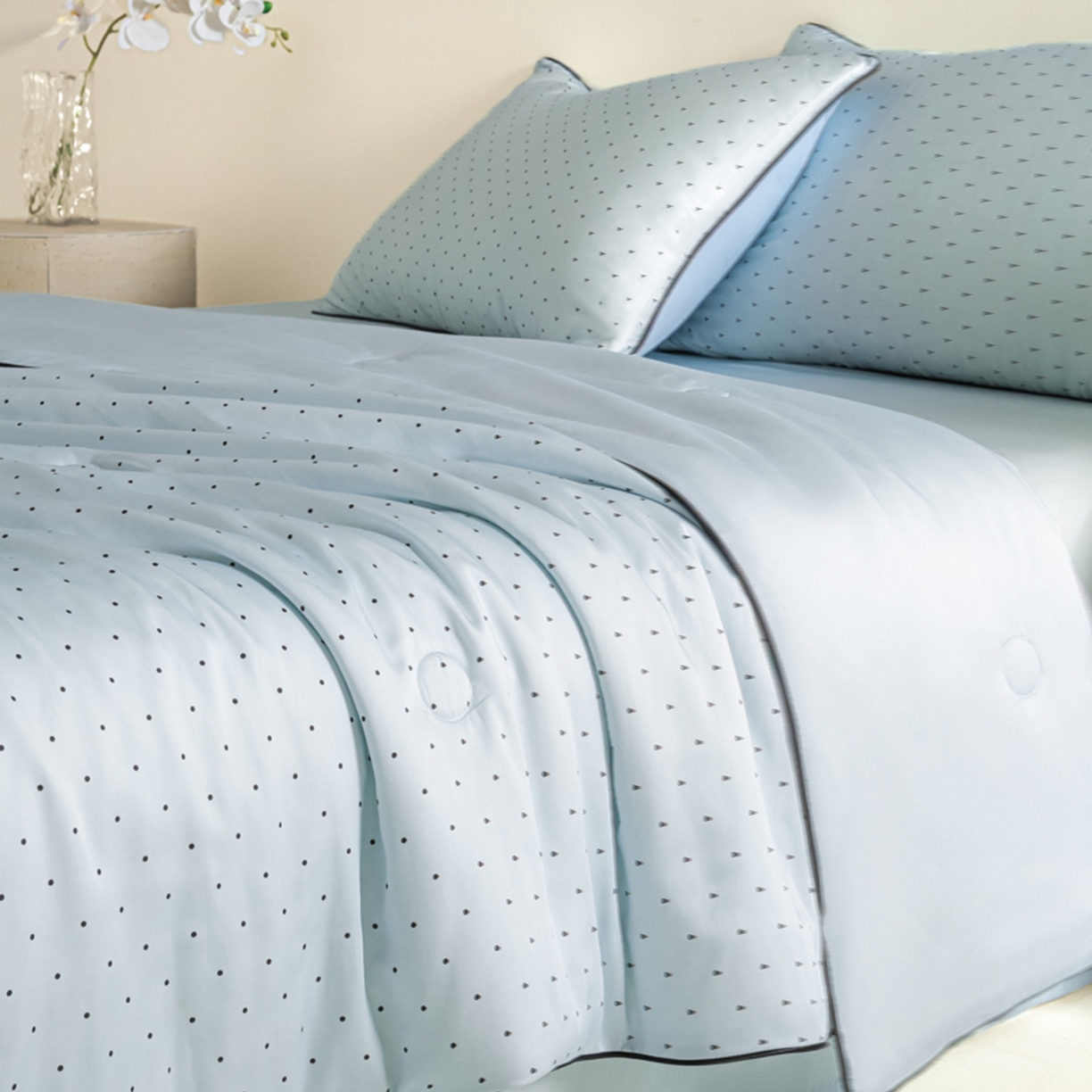 91家纺网 家纺一手货源 找家纺 爱彼家纺 2026新款冰丝印花夏被四件套滚边设计款冰丝空调被印花单夏被-系列一 青雾波点