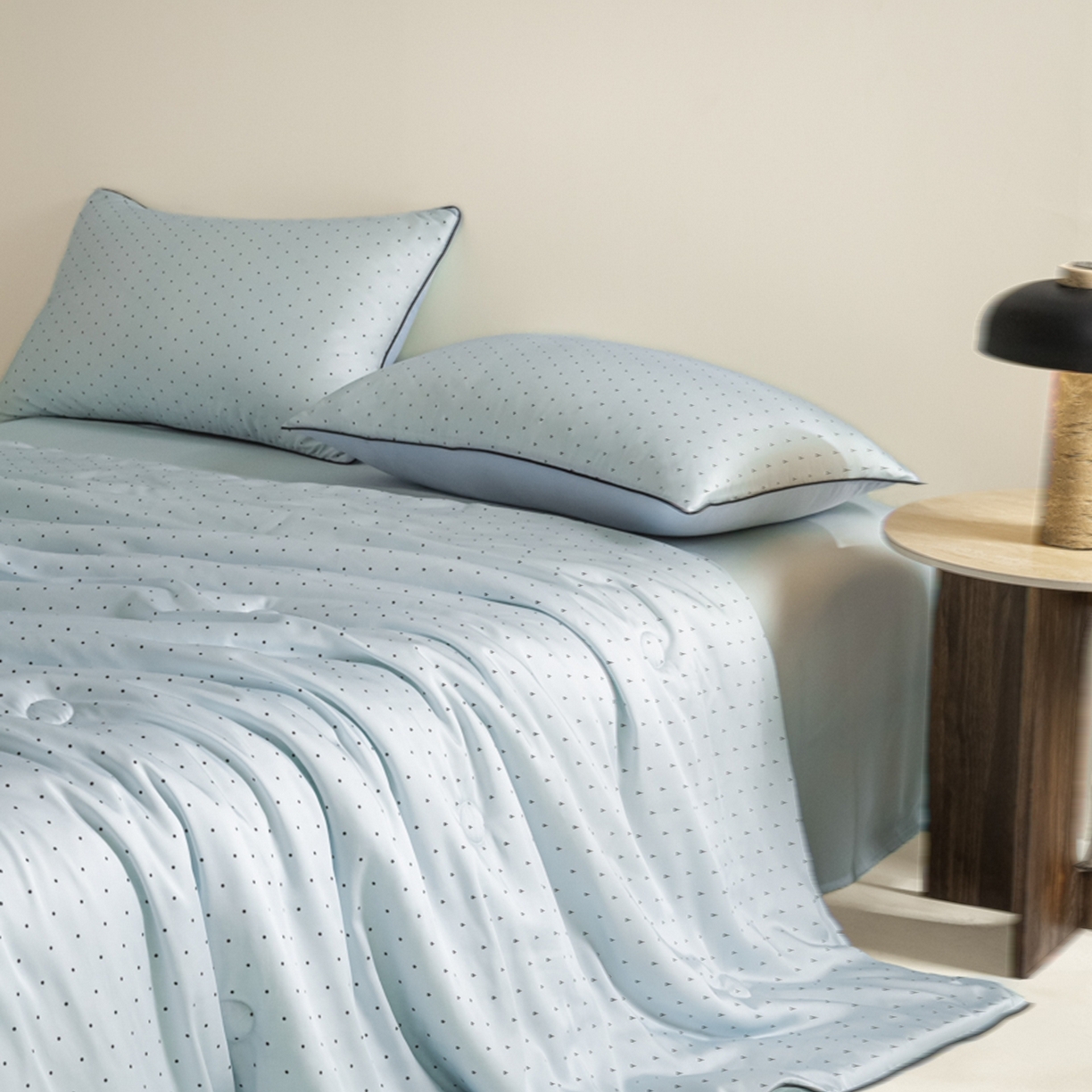 91家纺网 家纺一手货源 找家纺 爱彼家纺 2026新款冰丝印花夏被四件套滚边设计款冰丝空调被印花单夏被-系列一 青雾波点