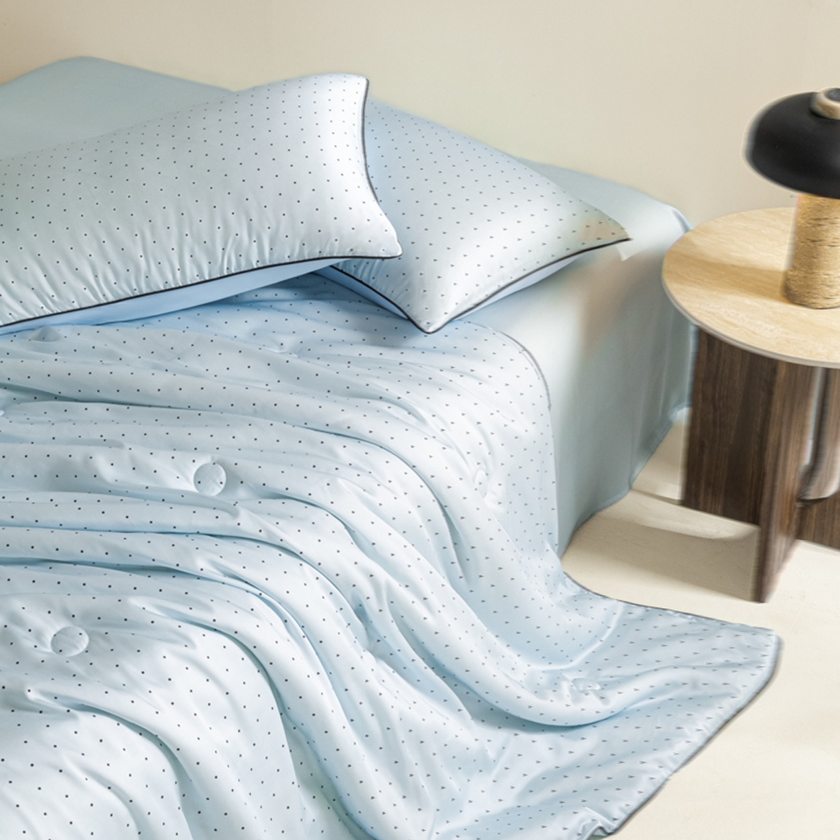 91家纺网 家纺一手货源 找家纺 爱彼家纺 2026新款冰丝印花夏被四件套滚边设计款冰丝空调被印花单夏被-系列一 青雾波点