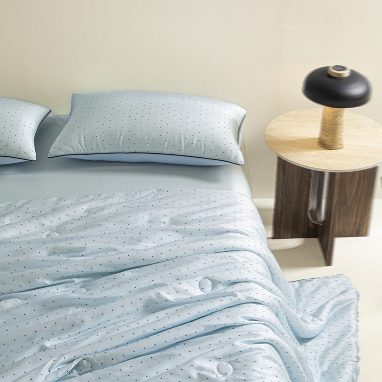 91家纺网 家纺一手货源 找家纺 爱彼家纺 2026新款冰丝印花夏被四件套滚边设计款冰丝空调被印花单夏被-系列一 青雾波点