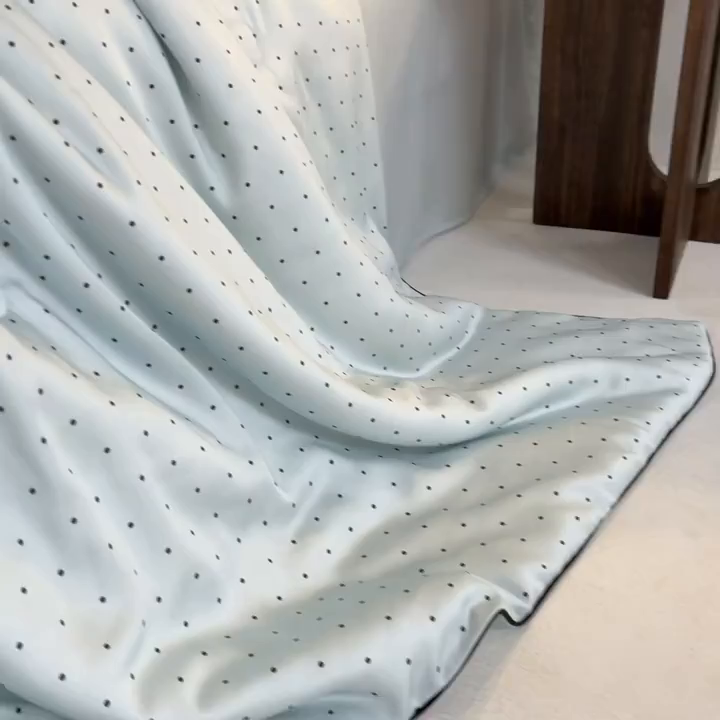 91家纺网 家纺一手货源 找家纺 爱彼家纺 2026新款冰丝印花夏被四件套滚边设计款冰丝空调被印花单夏被-系列一 青雾波点