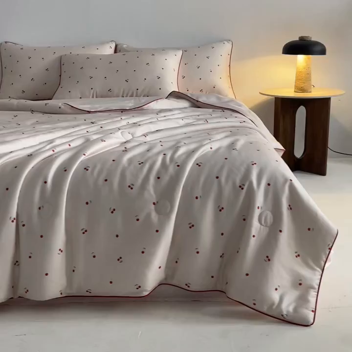 91家纺网 家纺一手货源 找家纺 爱彼家纺 2026新款冰丝印花夏被四件套滚边设计款冰丝空调被印花单夏被-系列一 甜粉小樱桃