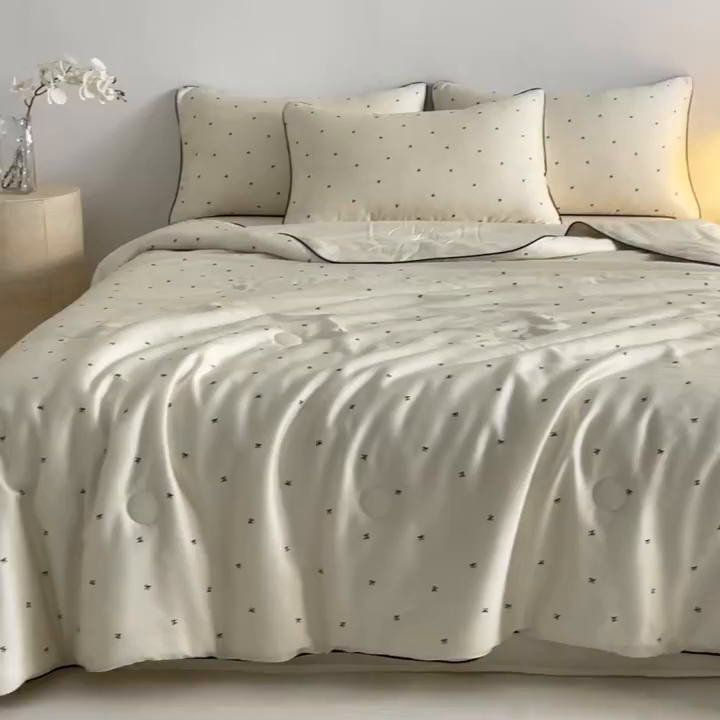 91家纺网 家纺一手货源 找家纺 爱彼家纺 2026新款冰丝印花夏被四件套滚边设计款冰丝空调被印花单夏被-系列一 奶杏四叶草