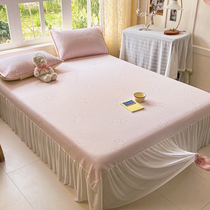 91家纺网 家纺一手货源 找家纺 （总）悦织湾家纺 2026新款提花凉豆豆凉席三件套夏季3D豆豆席冰爽席子床裙款蝴蝶结小熊系列