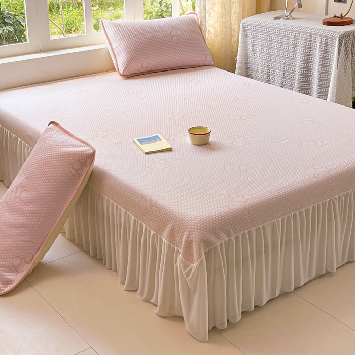 91家纺网 家纺一手货源 找家纺 （总）悦织湾家纺 2026新款提花凉豆豆凉席三件套夏季3D豆豆席冰爽席子床裙款蝴蝶结小熊系列