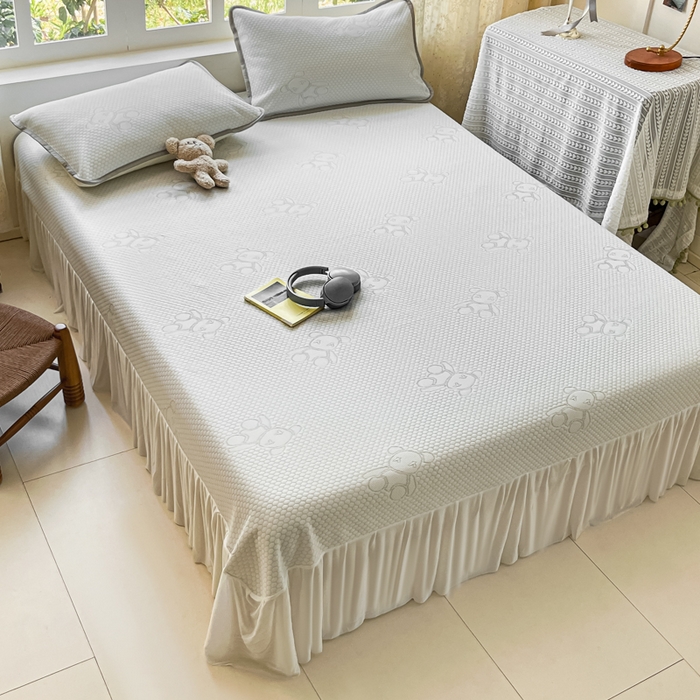 91家纺网 家纺一手货源 找家纺 悦织湾家纺 2026新款提花凉豆豆凉席三件套夏季3D豆豆席冰爽席子床裙款蝴蝶结小熊系列 床裙款-暴力熊灰