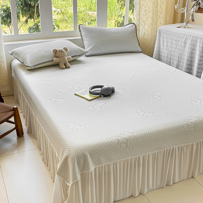 91家纺网 家纺一手货源 找家纺 悦织湾家纺 2026新款提花凉豆豆凉席三件套夏季3D豆豆席冰爽席子床裙款蝴蝶结小熊系列 床裙款-暴力熊灰