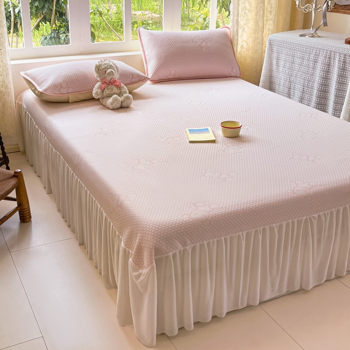 91家纺网 家纺一手货源 找家纺 悦织湾家纺 2026新款提花凉豆豆凉席三件套夏季3D豆豆席冰爽席子床裙款蝴蝶结小熊系列 床裙款-暴力熊粉