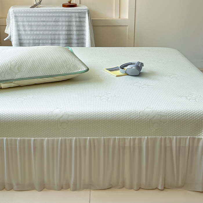 91家纺网 家纺一手货源 找家纺 悦织湾家纺 2026新款提花凉豆豆凉席三件套夏季3D豆豆席冰爽席子床裙款蝴蝶结小熊系列 床裙款-暴力熊绿