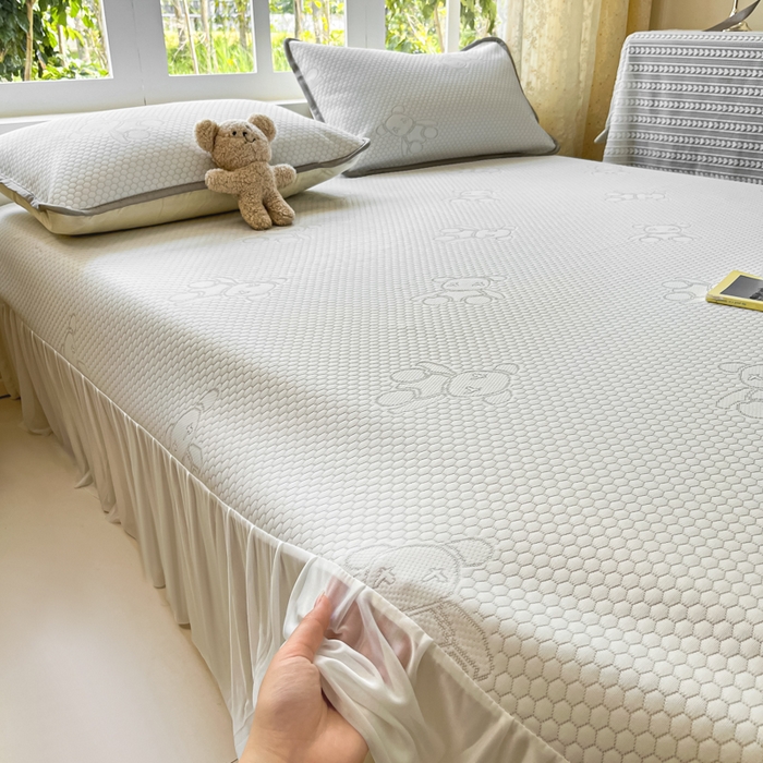 91家纺网 家纺一手货源 找家纺 悦织湾家纺 2026新款提花凉豆豆凉席三件套夏季3D豆豆席冰爽席子床裙款蝴蝶结小熊系列 床裙款-暴力熊灰