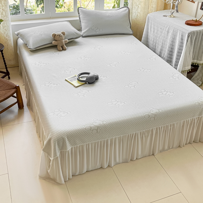 91家纺网 家纺一手货源 找家纺 悦织湾家纺 2026新款提花凉豆豆凉席三件套夏季3D豆豆席冰爽席子床裙款蝴蝶结小熊系列 床裙款-暴力熊灰