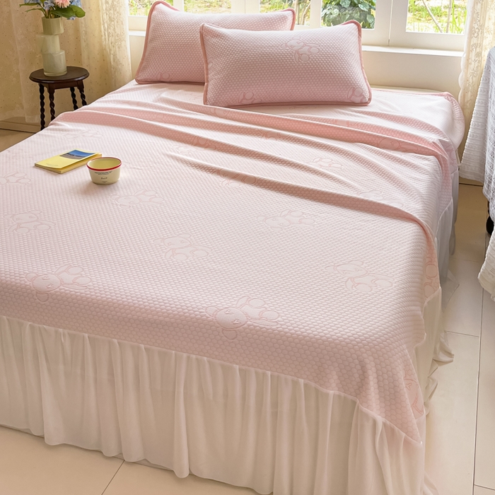 91家纺网 家纺一手货源 找家纺 悦织湾家纺 2026新款提花凉豆豆凉席三件套夏季3D豆豆席冰爽席子床裙款蝴蝶结小熊系列 床裙款-暴力熊粉