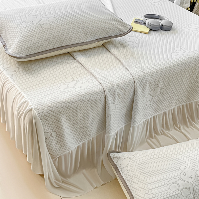 91家纺网 家纺一手货源 找家纺 悦织湾家纺 2026新款提花凉豆豆凉席三件套夏季3D豆豆席冰爽席子床裙款蝴蝶结小熊系列 床裙款-暴力熊灰