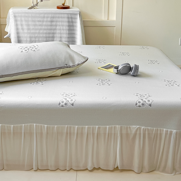 91家纺网 家纺一手货源 找家纺 悦织湾家纺 2026新款提花凉豆豆凉席三件套夏季3D豆豆席冰爽席子床裙款蝴蝶结小熊系列 床裙款-蝴蝶结灰