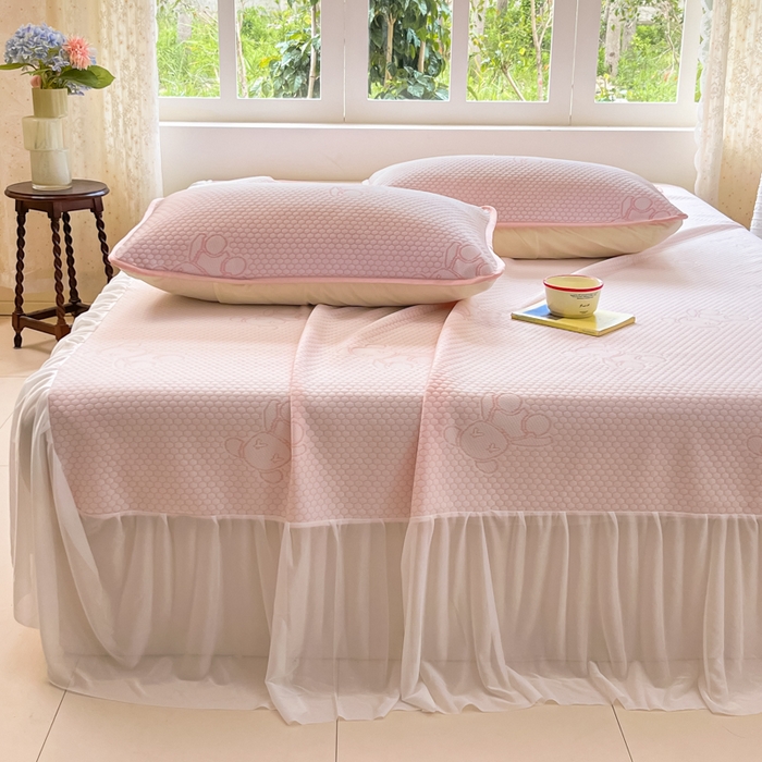 91家纺网 家纺一手货源 找家纺 悦织湾家纺 2026新款提花凉豆豆凉席三件套夏季3D豆豆席冰爽席子床裙款蝴蝶结小熊系列 床裙款-暴力熊粉