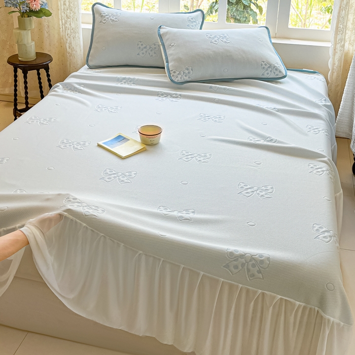 91家纺网 家纺一手货源 找家纺 悦织湾家纺 2026新款提花凉豆豆凉席三件套夏季3D豆豆席冰爽席子床裙款蝴蝶结小熊系列 床裙款-蝴蝶结蓝