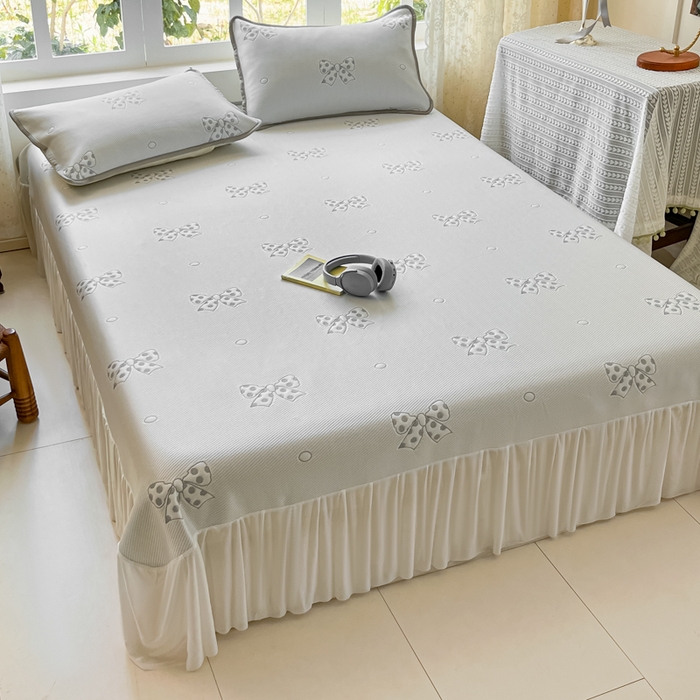 91家纺网 家纺一手货源 找家纺 悦织湾家纺 2026新款提花凉豆豆凉席三件套夏季3D豆豆席冰爽席子床裙款蝴蝶结小熊系列 床裙款-蝴蝶结灰