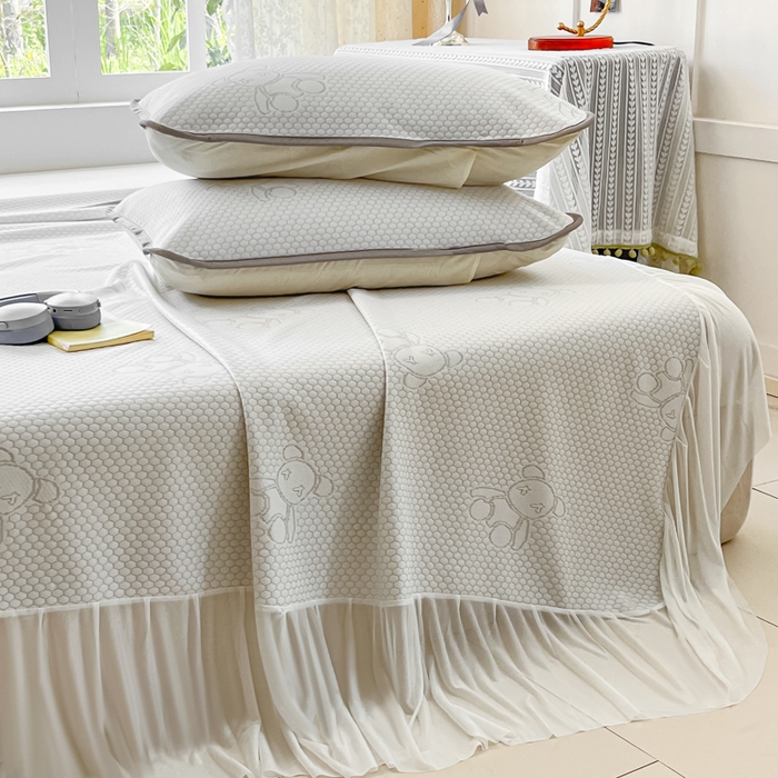 91家纺网 家纺一手货源 找家纺 悦织湾家纺 2026新款提花凉豆豆凉席三件套夏季3D豆豆席冰爽席子床裙款蝴蝶结小熊系列 床裙款-暴力熊灰