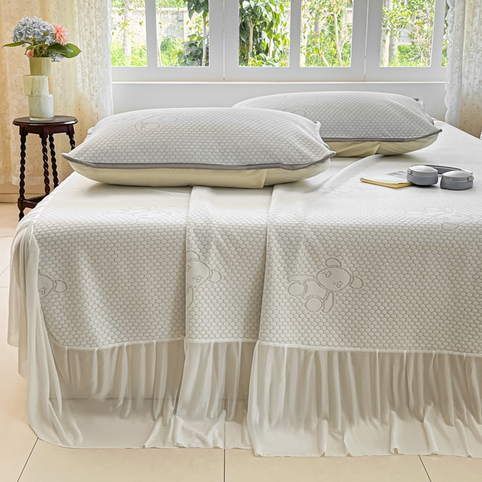 91家纺网 家纺一手货源 找家纺 悦织湾家纺 2026新款提花凉豆豆凉席三件套夏季3D豆豆席冰爽席子床裙款蝴蝶结小熊系列 床裙款-暴力熊灰