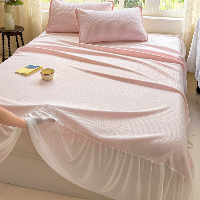 91家纺网 家纺一手货源 找家纺 悦织湾家纺 2026新款提花凉豆豆凉席三件套夏季3D豆豆席冰爽席子床裙款蝴蝶结小熊系列 床裙款-暴力熊粉