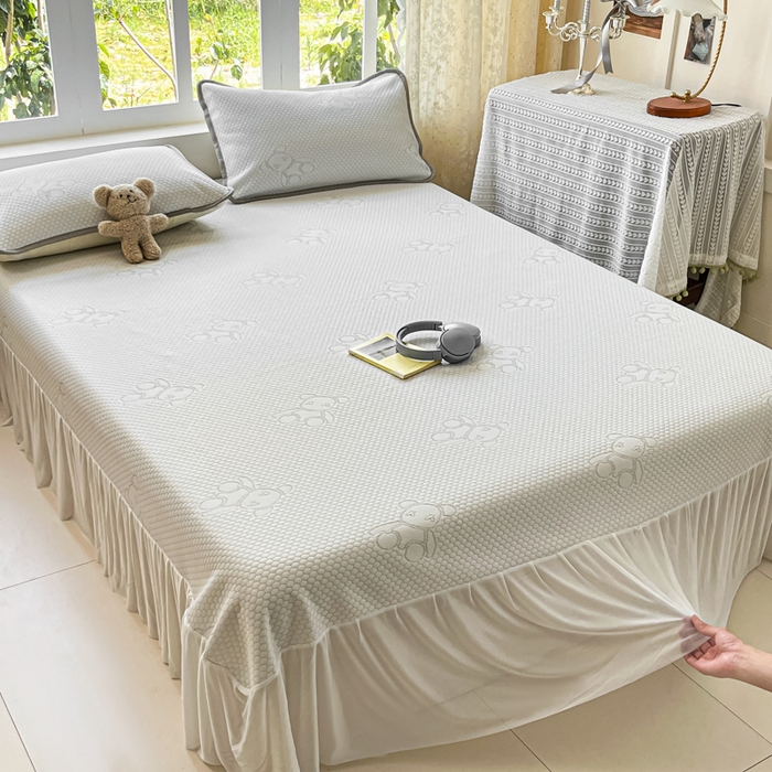 91家纺网 家纺一手货源 找家纺 悦织湾家纺 2026新款提花凉豆豆凉席三件套夏季3D豆豆席冰爽席子床裙款蝴蝶结小熊系列 床裙款-暴力熊灰