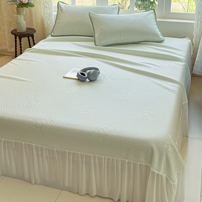 91家纺网 家纺一手货源 找家纺 悦织湾家纺 2026新款提花凉豆豆凉席三件套夏季3D豆豆席冰爽席子床裙款蝴蝶结小熊系列 床裙款-暴力熊绿