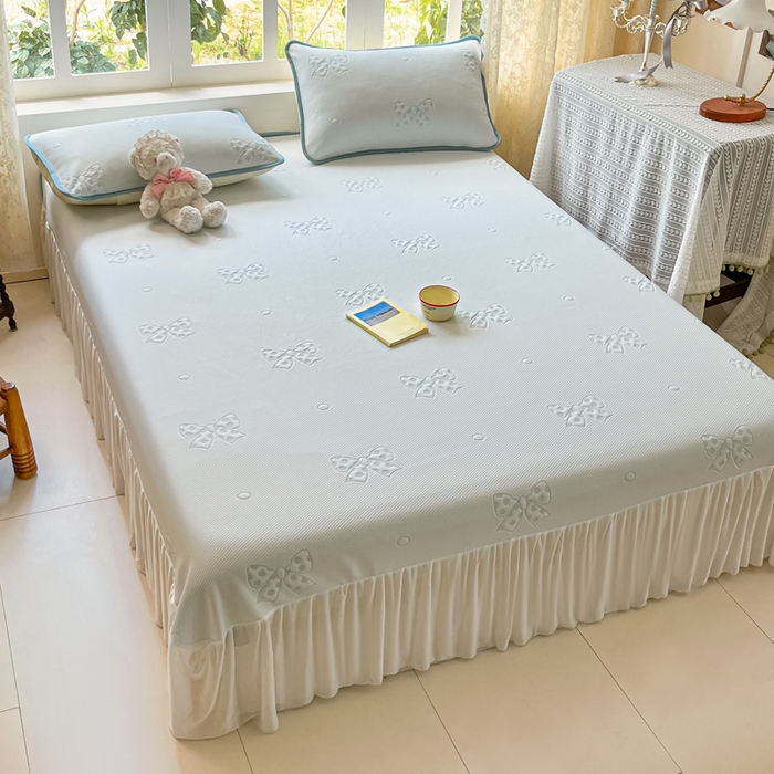 91家纺网 家纺一手货源 找家纺 悦织湾家纺 2026新款提花凉豆豆凉席三件套夏季3D豆豆席冰爽席子床裙款蝴蝶结小熊系列 床裙款-蝴蝶结蓝