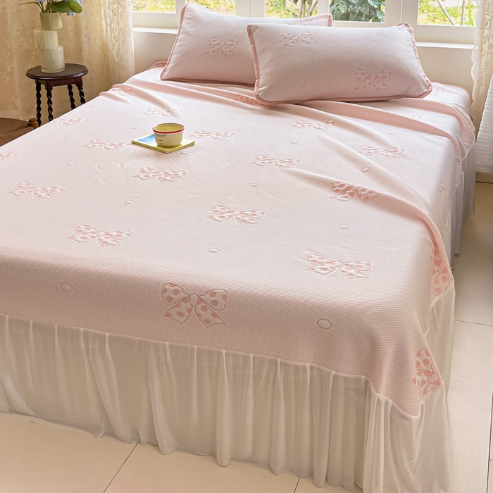 91家纺网 家纺一手货源 找家纺 悦织湾家纺 2026新款提花凉豆豆凉席三件套夏季3D豆豆席冰爽席子床裙款蝴蝶结小熊系列 床裙款-蝴蝶结粉