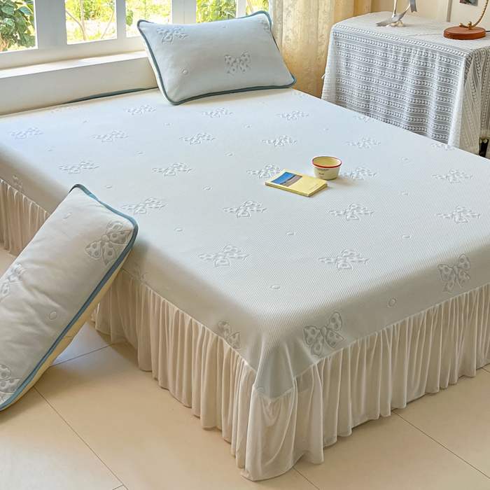 91家纺网 家纺一手货源 找家纺 悦织湾家纺 2026新款提花凉豆豆凉席三件套夏季3D豆豆席冰爽席子床裙款蝴蝶结小熊系列 床裙款-蝴蝶结蓝