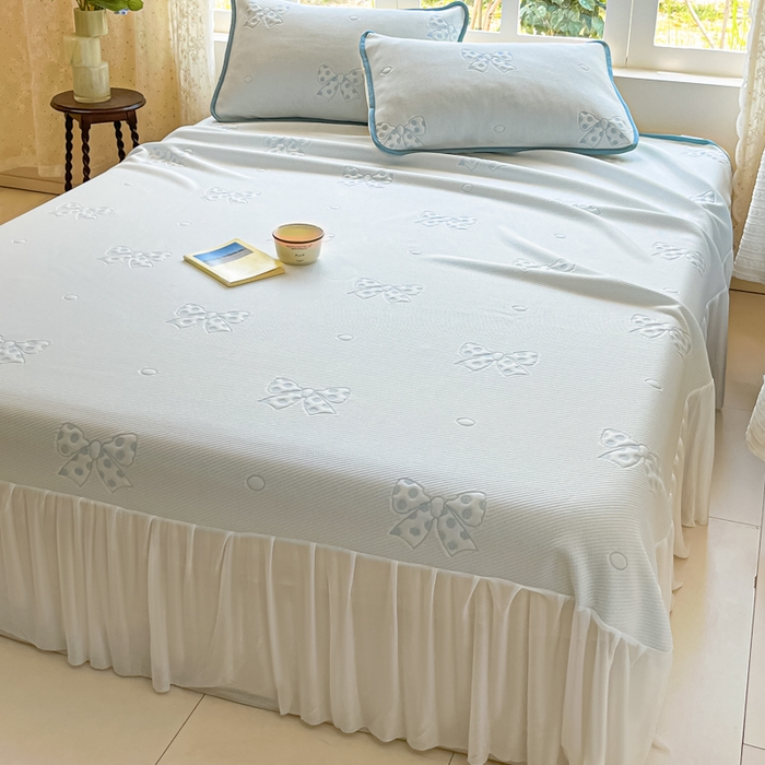 91家纺网 家纺一手货源 找家纺 悦织湾家纺 2026新款提花凉豆豆凉席三件套夏季3D豆豆席冰爽席子床裙款蝴蝶结小熊系列 床裙款-蝴蝶结蓝