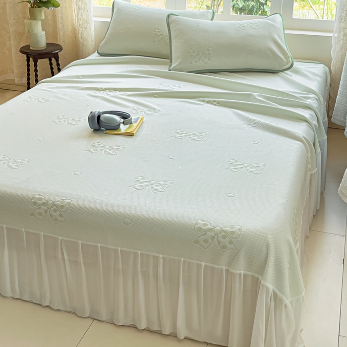 91家纺网 家纺一手货源 找家纺 悦织湾家纺 2026新款提花凉豆豆凉席三件套夏季3D豆豆席冰爽席子床裙款蝴蝶结小熊系列 床裙款-蝴蝶结绿