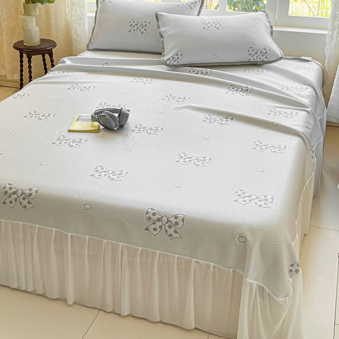 91家纺网 家纺一手货源 找家纺 悦织湾家纺 2026新款提花凉豆豆凉席三件套夏季3D豆豆席冰爽席子床裙款蝴蝶结小熊系列 床裙款-蝴蝶结灰