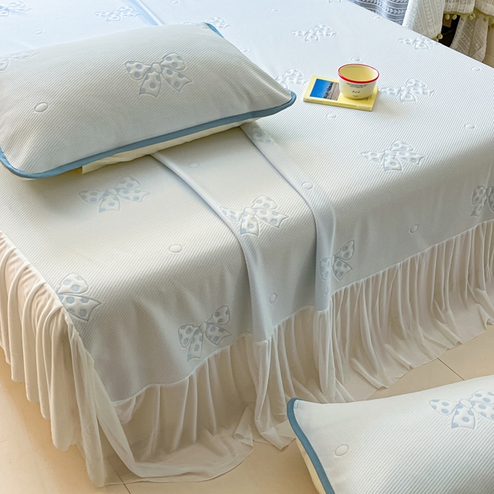 91家纺网 家纺一手货源 找家纺 悦织湾家纺 2026新款提花凉豆豆凉席三件套夏季3D豆豆席冰爽席子床裙款蝴蝶结小熊系列 床裙款-蝴蝶结蓝