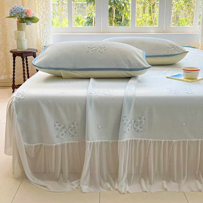 91家纺网 家纺一手货源 找家纺 悦织湾家纺 2026新款提花凉豆豆凉席三件套夏季3D豆豆席冰爽席子床裙款蝴蝶结小熊系列 床裙款-蝴蝶结蓝