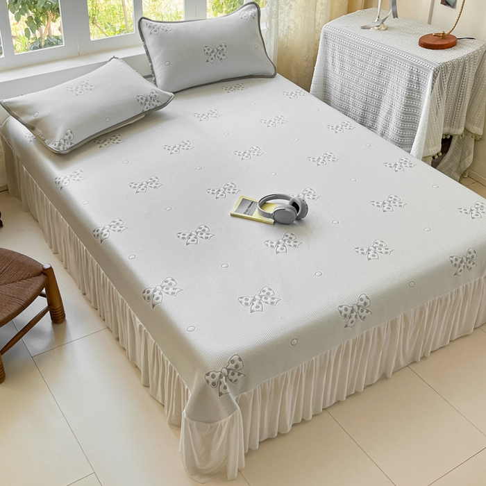 91家纺网 家纺一手货源 找家纺 悦织湾家纺 2026新款提花凉豆豆凉席三件套夏季3D豆豆席冰爽席子床裙款蝴蝶结小熊系列 床裙款-蝴蝶结灰