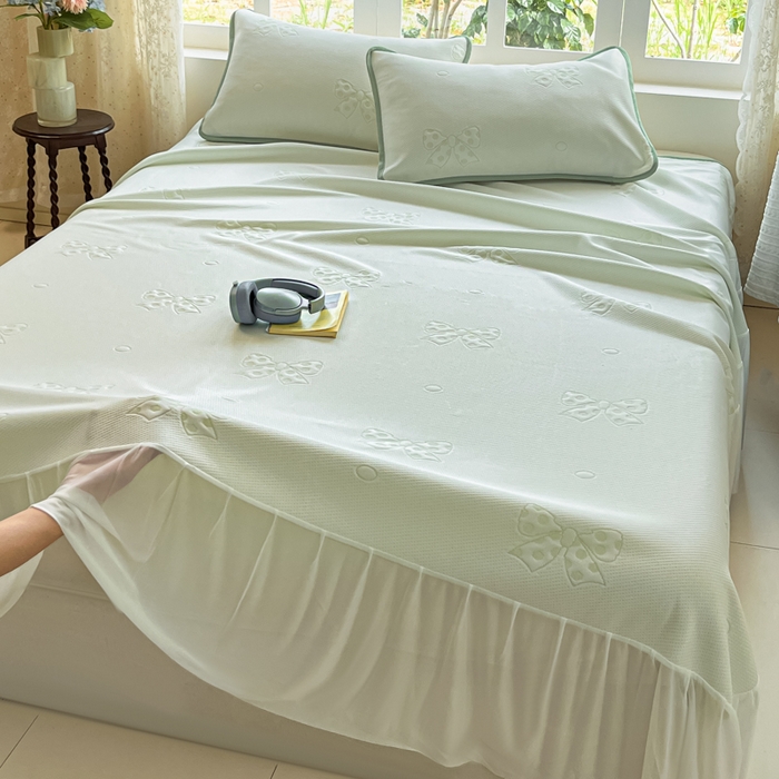 91家纺网 家纺一手货源 找家纺 悦织湾家纺 2026新款提花凉豆豆凉席三件套夏季3D豆豆席冰爽席子床裙款蝴蝶结小熊系列 床裙款-蝴蝶结绿