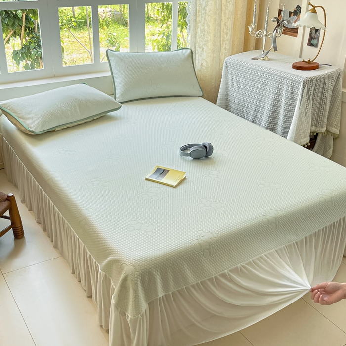 91家纺网 家纺一手货源 找家纺 悦织湾家纺 2026新款提花凉豆豆凉席三件套夏季3D豆豆席冰爽席子床裙款蝴蝶结小熊系列 床裙款-暴力熊绿