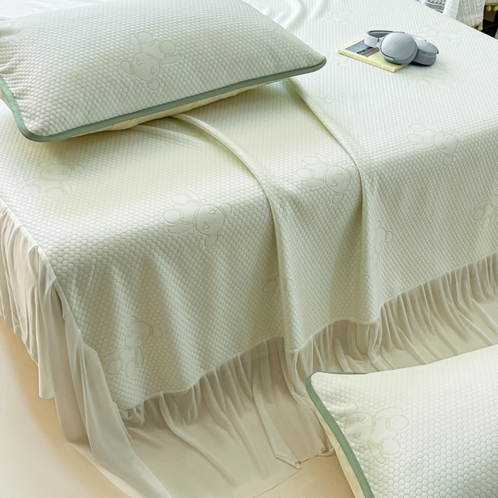 91家纺网 家纺一手货源 找家纺 悦织湾家纺 2026新款提花凉豆豆凉席三件套夏季3D豆豆席冰爽席子床裙款蝴蝶结小熊系列 床裙款-暴力熊绿