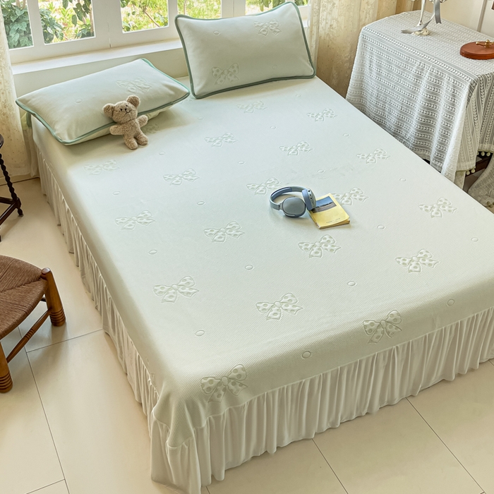 91家纺网 家纺一手货源 找家纺 悦织湾家纺 2026新款提花凉豆豆凉席三件套夏季3D豆豆席冰爽席子床裙款蝴蝶结小熊系列 床裙款-蝴蝶结绿