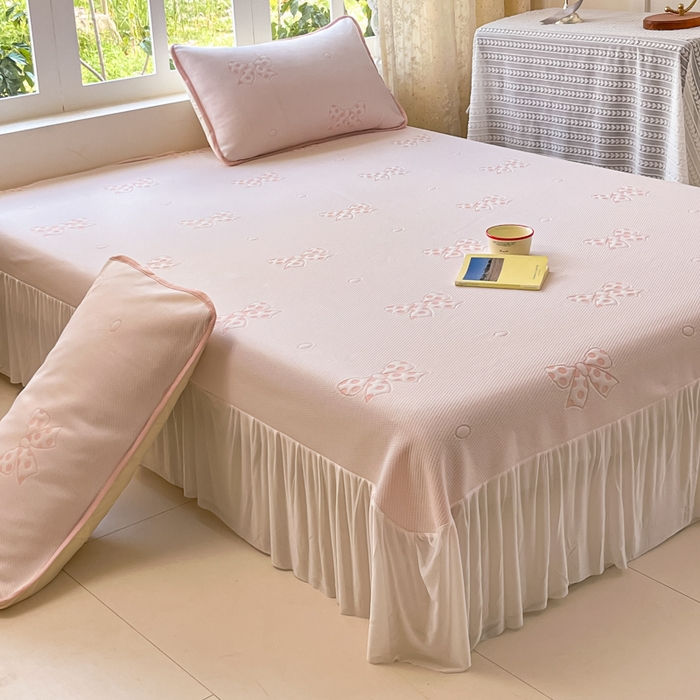 91家纺网 家纺一手货源 找家纺 悦织湾家纺 2026新款提花凉豆豆凉席三件套夏季3D豆豆席冰爽席子床裙款蝴蝶结小熊系列 床裙款-蝴蝶结粉