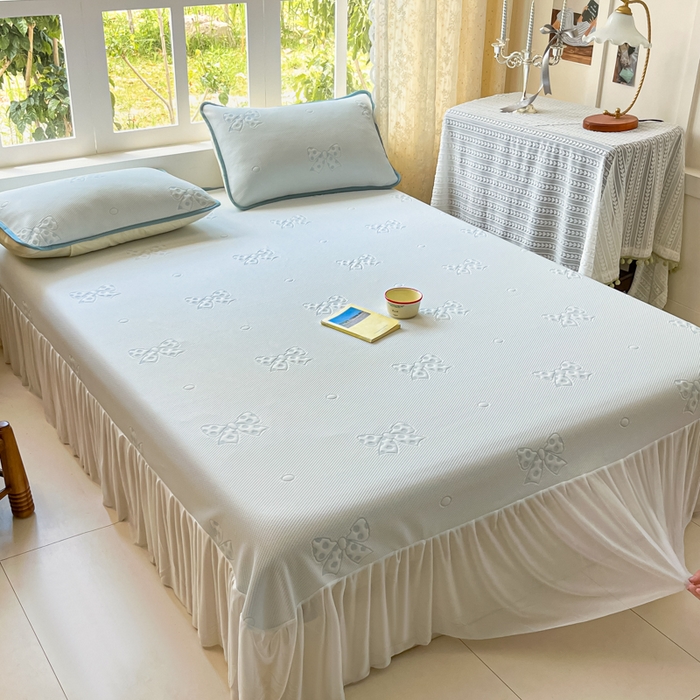 91家纺网 家纺一手货源 找家纺 悦织湾家纺 2026新款提花凉豆豆凉席三件套夏季3D豆豆席冰爽席子床裙款蝴蝶结小熊系列 床裙款-蝴蝶结蓝